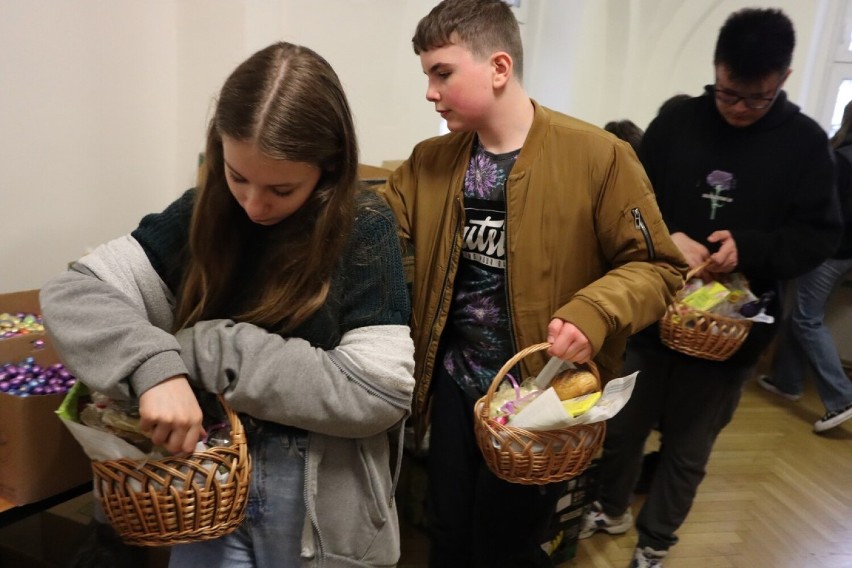 Wielkie pakowanie koszyczków wielkanocnych w siedzibie Stowarzyszenia Leszczyński Bank Żywności