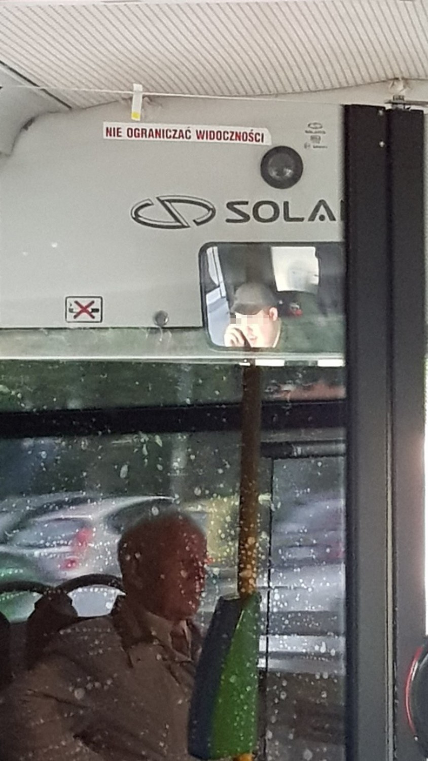Kierowca autobusu jadąc rozmawiał przez telefon. Pasażer złożył skargę