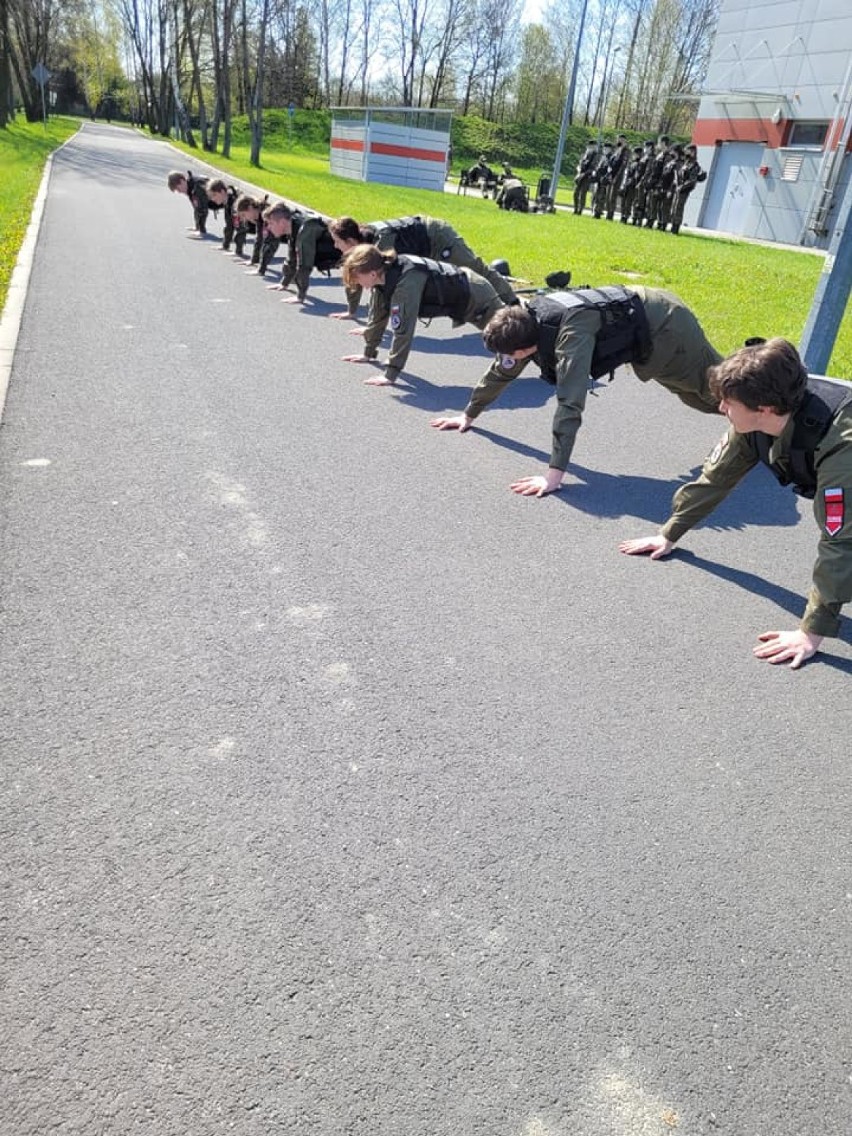 Ćwiczenia uczniów z klasy wojskowej