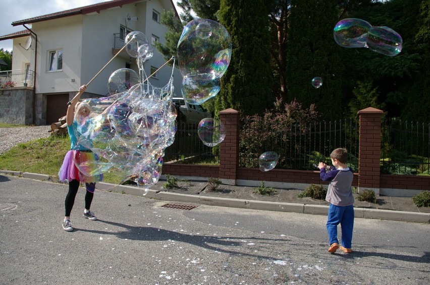 Dzieci z Osiedla Łysogórskiego witają lato i wakacje. Przy placu zabaw trwa zabawa na dmuchańcach, jest grill i popcorn