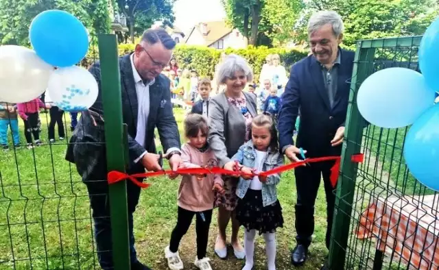 Przy Samorządowym Przedszkolu nr 1 w Trzebini dzieci razem burmistrzem otworzyły swój nowy plac zabaw