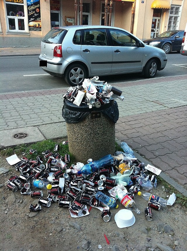 Tak wyglądały śmietniki w jednej z polskich miejscowości wypoczynkowych po ulicznej promocji pewnego napoju...