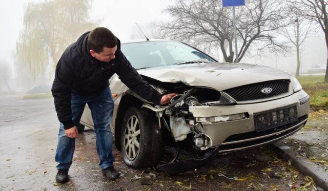 Arkadiusz Żbikowski pokazuje swój samochód uszkodzony przez dzielnicowych