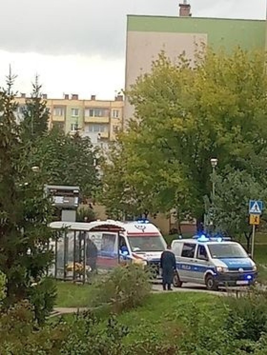 Seniorka zasłabła na przystanku w Kielcach. Z pomocą ruszyli policjanci
