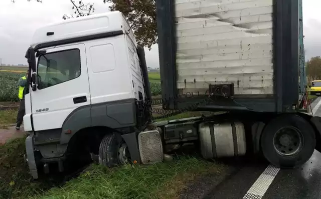 Tir w rowie. Niebezpieczne zdarzenie na drodze w Kucharach