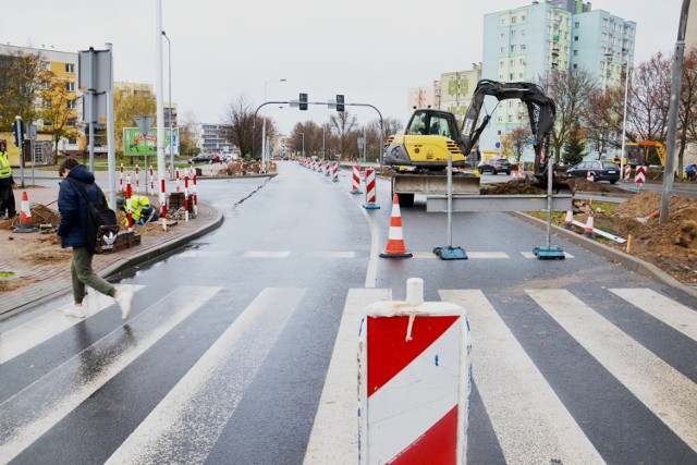 Nowa siedziba Domu Harcerza została oficjalnie otwarta 3 września br.  Powstanie nowoczesnego budynek, to nie koniec zmian w tym miejscu.  Obecnie trwają jeszcze prace związane z rozbudową drogi oraz budową parkingu. Modernizacja skrzyżowania ulic Wyszyńskiego i Zawadzkiego to jeden z punktów dotyczący budowy drogi dojazdowej właśnie do Domu Harcerza. 


Zobacz również: Ikea w Zielonej Górze. Czy marzenie mieszańców się spełni?


WIDEO: Mieszkańcy osiedla Pomorskiego blokowali drogę S3
