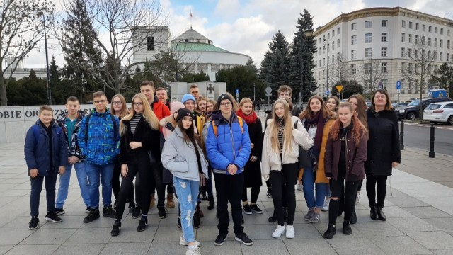 Uczniowie I klasy IV Liceum Ogólnokształcącego w Łowiczu w ramach szkolnej zwiedzali Parlament RP oraz siedzibę Telewizji Polskiej w Warszawie