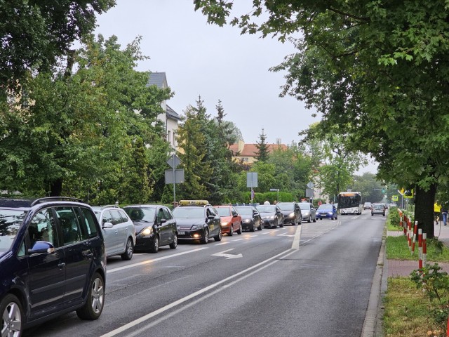 Po przesterowaniu sygnalizacji świetlnej na skrzyżowaniu Szosy Chełmińskiej oraz Żwirki i Wigury jest wielki problem z przejazdem drugą z tych ulic