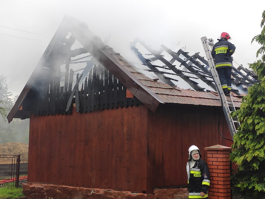 Tragedia w Samoklęskach. Z pożarem drewnianego domu walczy kilka jednostek straży pożarnej z całego powiatu! [FOTO,VIDEO]