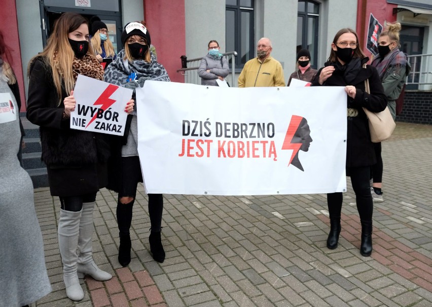 Strajk kobiet również w Debrznie. - Nie godzimy się na to co robi Kaczyński i rząd – mówią i krzyczą: Kobieta myśli, czuje, decyduje