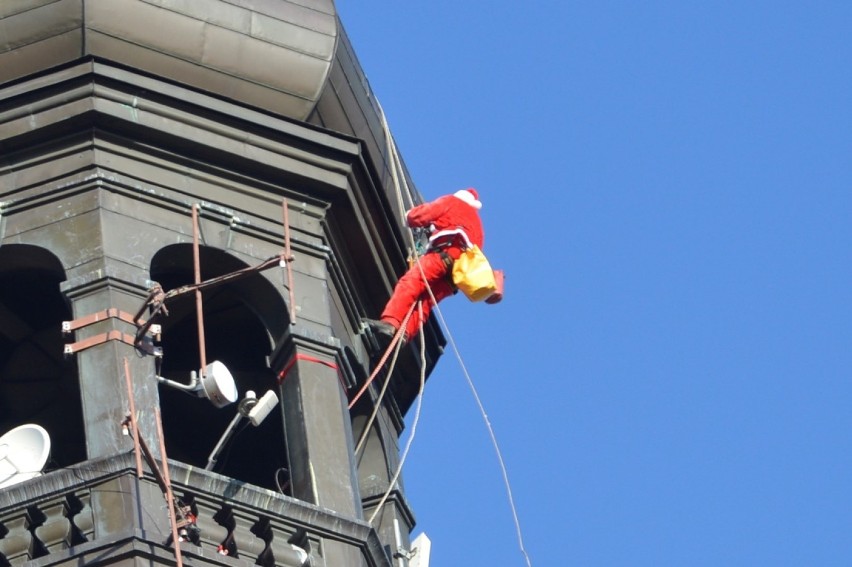 Święty Mikołaj wspiął się na wieżę głogowskiego ratusza i zawiesił tam czapkę [ZDJĘCIA]