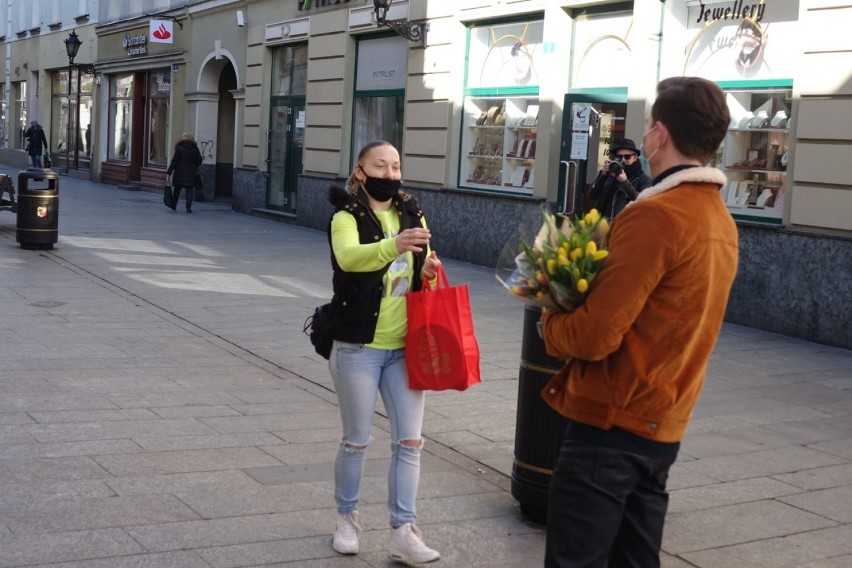 Leszno. Panie w centrum miasta na Dzień Kobiet otrzymały kwiaty. Wręczał je Michał Lembicz, finalista Mistera Polski, model i aktor ZDJĘCIA