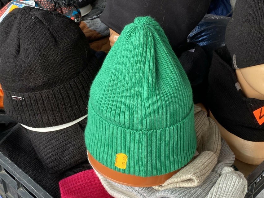 Duży wybór zimowych czapek, rękawiczek i ciepłych skarpet na kieleckich bazarach. Tutaj ubierzesz się na zimę!