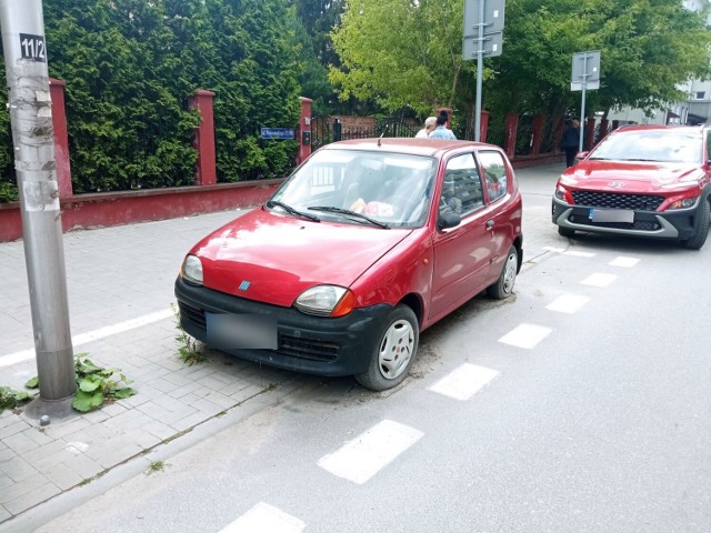 Auto, które od miesięcy stoi w centrum Kielc. Zobacz więcej zdjęć >>>