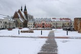 W Olkuszu znowu biało. Zobacz, jak prezentuje się Srebrne Miasto pokryte białym puchem. ZDJĘCIA    