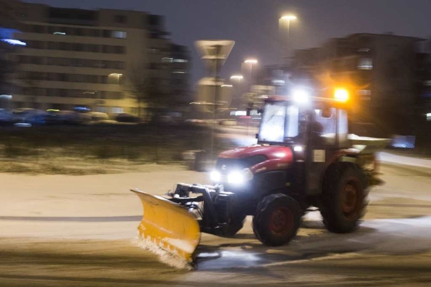 Atak zimy w Krakowie. Seria kolizji przez gołoledź. Autobusy opóźnione