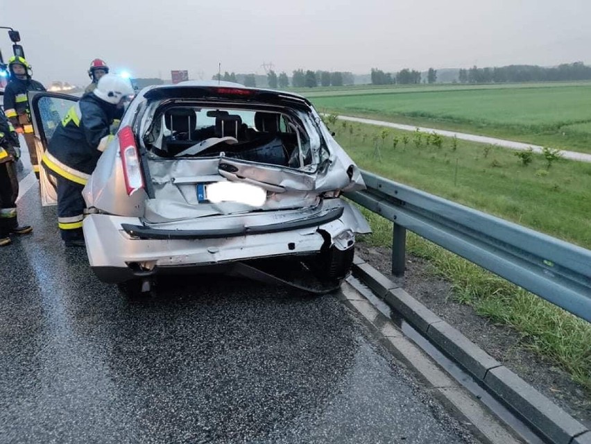 Wypadek na autostradzie A2. Zderzyły się dwa samochody: ciężarowy i osobowy