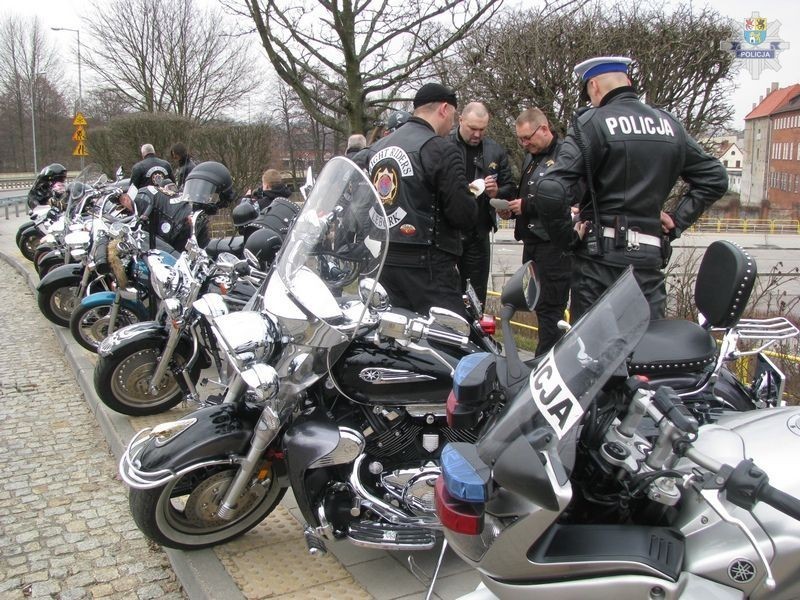 Lębork. Policjanci i motocykliści namawiali do większej ostrożności  na drodze