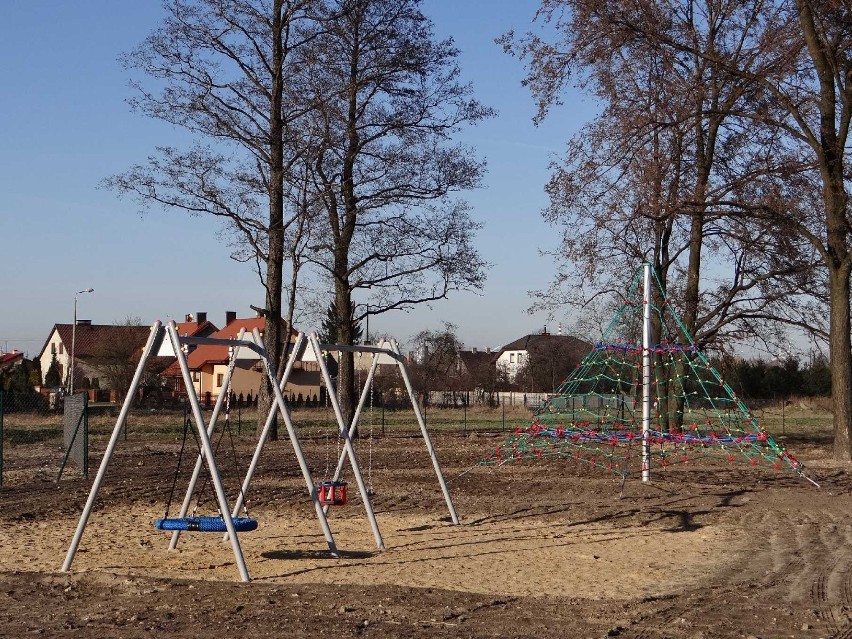 Zbudowali plac zabaw przy Kochelskiego [FOTO]