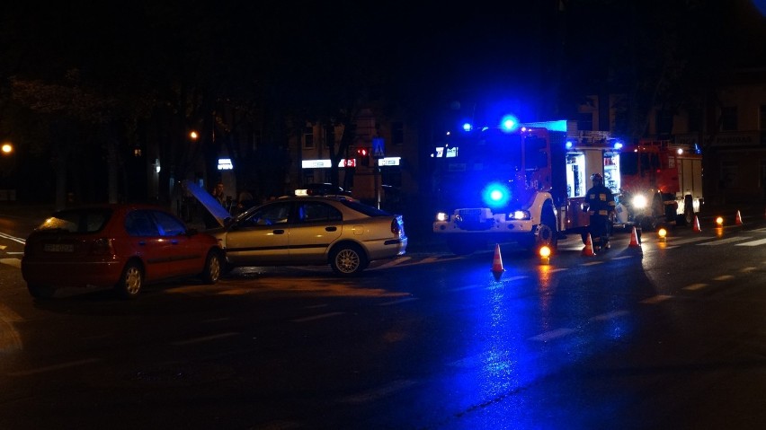 Wypadek na ul. Warszawskiej w Tomaszowie: Na skrzyżowaniu zderzyły się dwa samochody [ZDJĘCIA]
