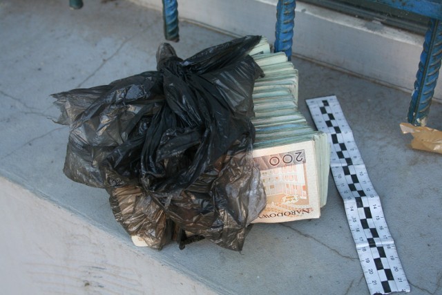 Jedna z paczek z plikami banknotów odzyskana przez tarnogórskich policjantów. Jest w niej 80 tys. zł