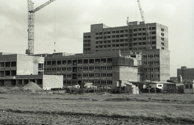 Budowa szpitala w Rybniku-Orzepowicach. Prace rozpoczęto tam jeszcze w 1973 roku, a pacjenci przenieśli się do niego dopiero w roku 2000.