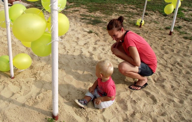 W październiku 2012 r. mieszkańcy osiedla Kawczyńskie w Zbąszyniu wykonali końcowe prace przy budowie placu zabaw na pl. Reymonta. Fot. D.