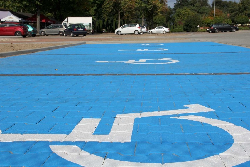 Ulica Cmentarna w Międzychodzie - kolejny odcinek drogi wybrukowany, powstało też 40 miejsc parkingowych, w tym 4 dla niepełnosprawnych