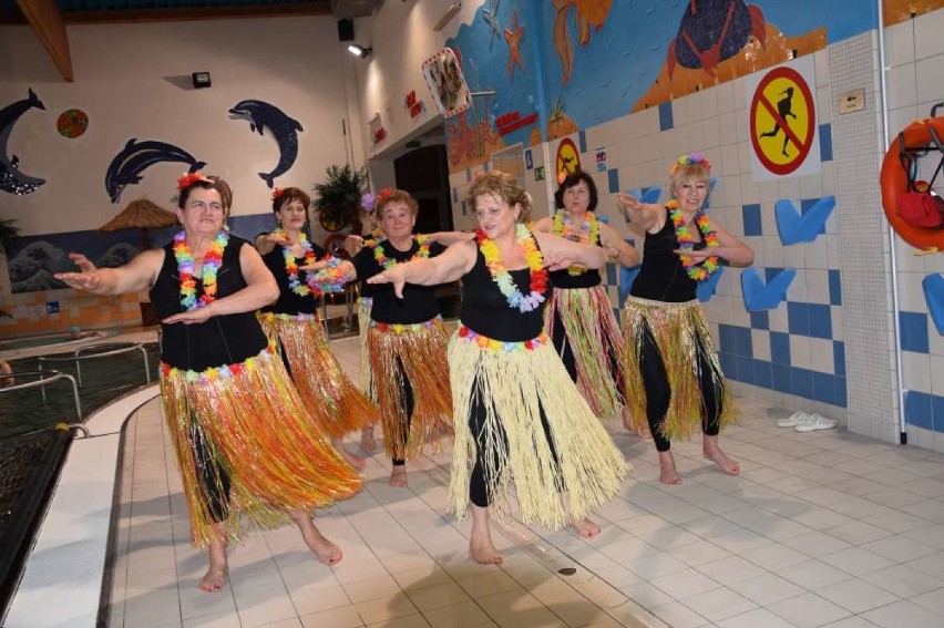 Kobietki z WUTW tańczą taniec hula