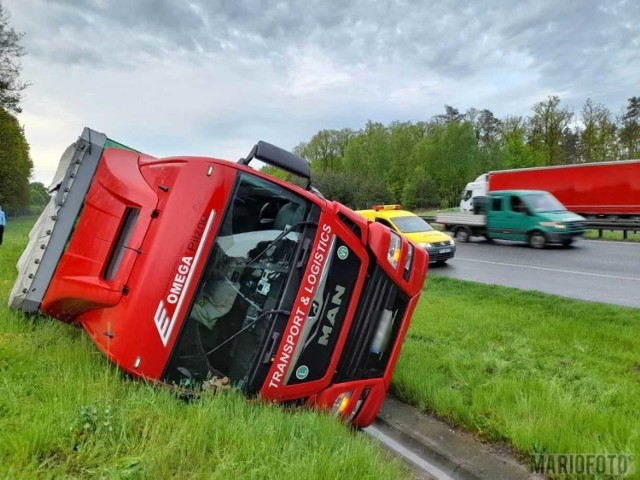 Ciężarówka wypadła z autostrady pod Opolem.