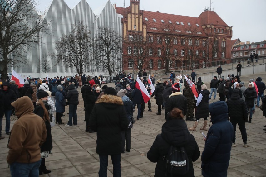 Protest w Szczecinie przeciwko segregacji sanitarnej. Innym tematem był też obowiązek szczepień