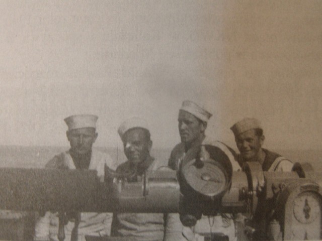 Witold Pawlas (na zdj. trzeci z lewej) przy urządzeniu okrętowym - dalmierzu