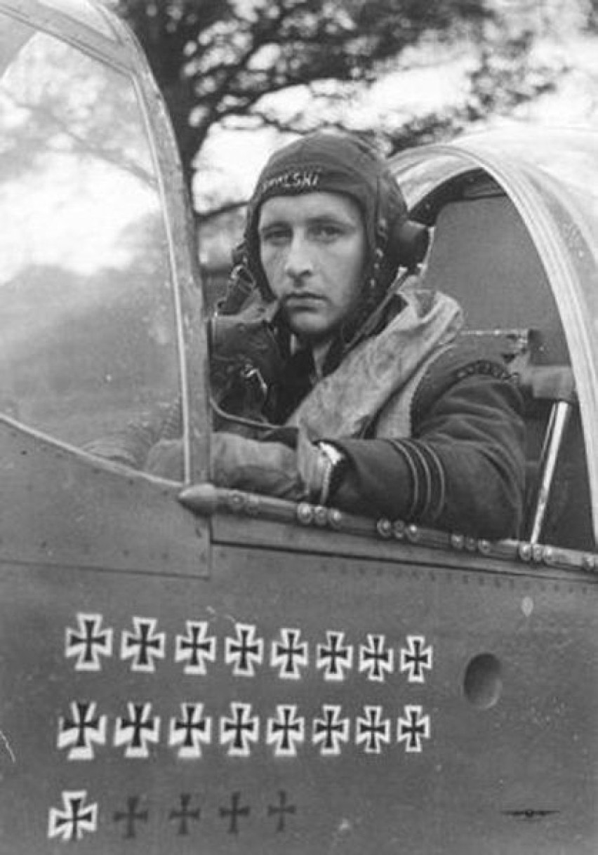 Stanisław Skalski w kabinie myśliwca "Mustang", czerwiec...