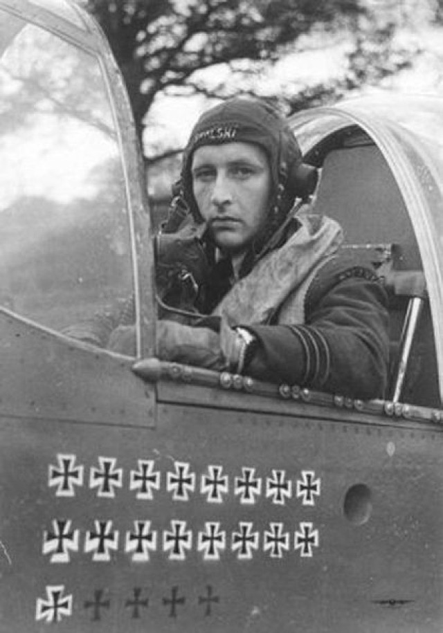 Stanisław Skalski w kabinie myśliwca &quot;Mustang&quot;, czerwiec 1944 roku