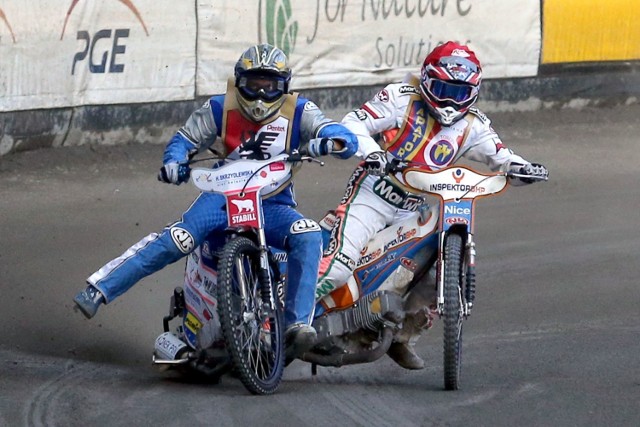 Kibice żużla z Bydgoszczy i Torunia mogli poczuć klimat dawnych, derbowych spotkań. Na Motoarenie w Toruniu odbyła się żużlowa sztafeta pokoleń. 

Podczas prezentacji kibice mogli usłyszeć Marsz Radetzky'ego (to wspomnienie z Broniewskiego) oraz motywu przewodniego z filmu „Most na rzece Kwai”, znanego fanom bydgoskiej Polonii.

W derbach udział wzięli zawodnicy, którzy przed laty bronili barw Polonii i Apatora.   Towarzysko rozegrali mecz Apator Adriana Toruń kontra Pentel Polonia Bydgoszcz, a lepsi byli goście - wygrali 31:29. 

Mecz rozgrywano oczywiście w luźnej formule, po dwóch zawodników, na dystansie dwóch okrążeń. 

W dodatkowych wyścigach z okazji 10-lecia Motoareny Mariusz Puszakowski pokonał Marcina Ryczka, potem Mirosław Kowalik Jacka Woźniaka i gospodarze doprowadzili do remisu 35:35, choć bydgoszczanie  upierali się, by zaliczyć  wynik po rundzie zasadniczej. Wszystko to oczywiście w luźnej i żartobliwej atmosferze. 

Na torze pokazali się nie tylko seniorzy, ale też młodzież; walkę miniżużlowców 27:15 wygrało BTŻ Bydgoszcz. W przerwach między wyścigami na torze pojawili się również Jan Ząbik. 

Organizatorzy zadbali, by wszystko odbyło się w klimacie z dawnych lat. Nawierzchnię równał stary traktor, zawodnikom przygrywała orkiestra dęta. Wyjątkowa była też prezentacja zawodników - przemaszerowali po torze w rytm Marsza Radeckiego (to wspomnienie z Broniewskiego) oraz muzyki z filmu „Most na rzece Kwai”,  doskonale znanej z domowych meczów bydgoskiej Polonii. 

Na koronie stadionu była też wystawa poświęcona historii derbów Pomorza i Kujaw, a motocykle, oryginalne kevlary, w których przed laty ścigali się żużlowcy z obu miast i materiały archiwalne z meczów derbowych.

Pomysłodawca imprezy to Marian Filipiak, dyrektor toruńskiego stadionu, a organizacyjnego wsparcia udzieliły   MOSiR w Toruniu, Stowarzyszenie Sympatyków Sportów Motorowych Stal Toruń i Stowarzyszenie Bohaterowie Czarnego Gryfa z Jarosławem Gamszejem. 

Zobaczcie zdjęcia z tego wydarzenia >>>