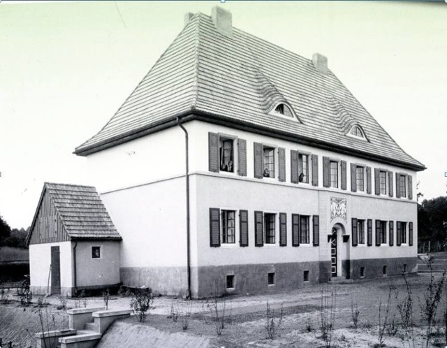 Sanatorium w latach 20. XX wieku. Obecnie w tym miejscu znajdują się mieszkania. Budynek znajduje się przy ul. Botanicznej 38 w Zielonej Górze.