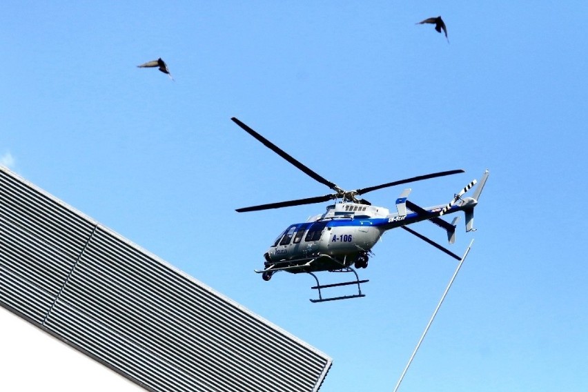 Lądowanie policyjnego śmigłowca przy szpitalu na Borowskiej