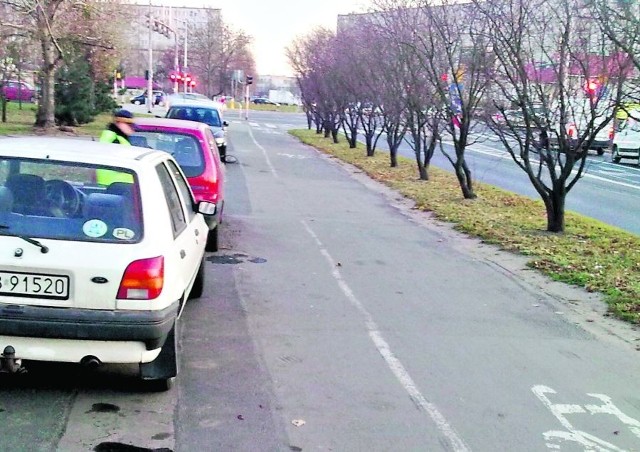 Taki widok chodnika przy ulicy Rogowskiej to codzienność