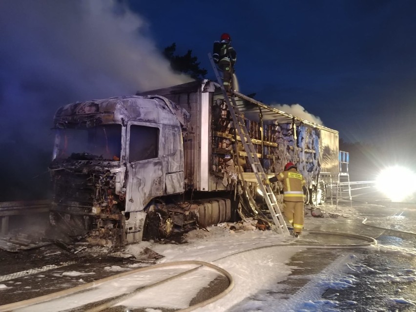 Pożar ciężarówki na S8 koło Zduńskiej Woli [zdjęcia]