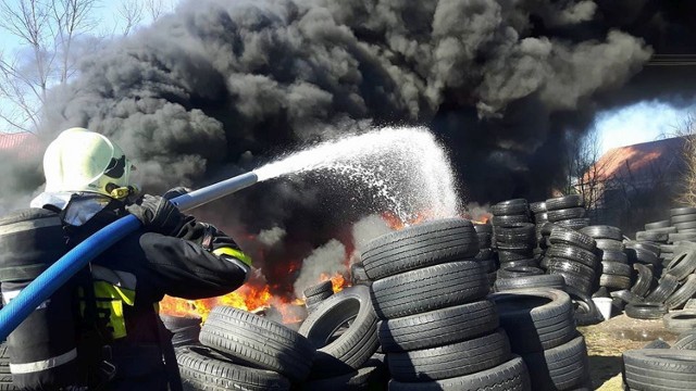 Pożar zauważono około godz. 15.00. Płonęły opony na składowisku w Murzynowie. Nad wioską pojawiły się kłęby czarnego jak smoła dymu, a potem zaczęły tam wyć syreny kolejnych wozów bojowych strażaków ochotników z całej gminy i z Bledzewa oraz zawodowych z Międzyrzecza.