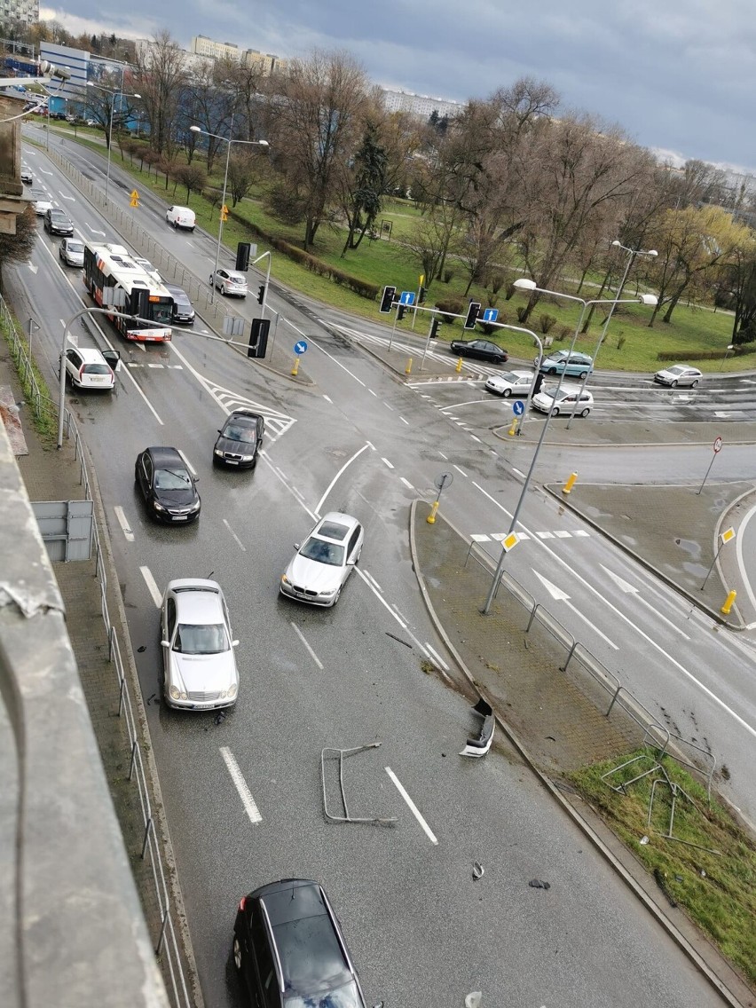 Wypadek w Radomiu, kierowca samochodu wjechał w barierki na ulicy Dowkontta i uciekł z miejsca zdarzenia 