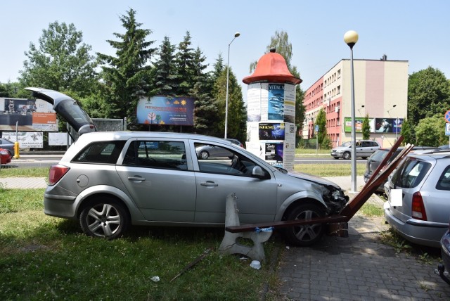 Tarnowska policja wyjaśnia przyczyny zdarzenia. Ruch na rondzie odbywa się bez utrudnień