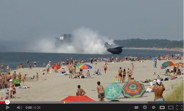 Ogromny poduszkowiec na plaży w Kaliningradzie! Turyści osłupieli [Zdjęcia, wideo]