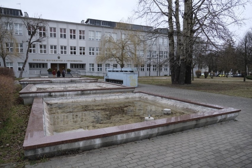 Park Muzyków i fontanna przed Wydziałem Matematyki i...