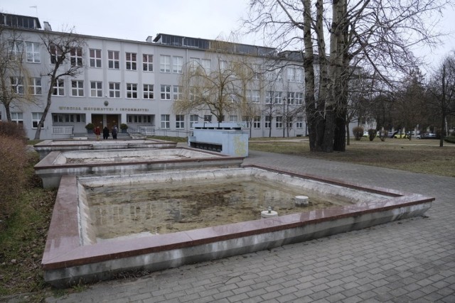 Park Muzyków i fontanna przed Wydziałem Matematyki i Informatyki UMK przy ulicy Chopina