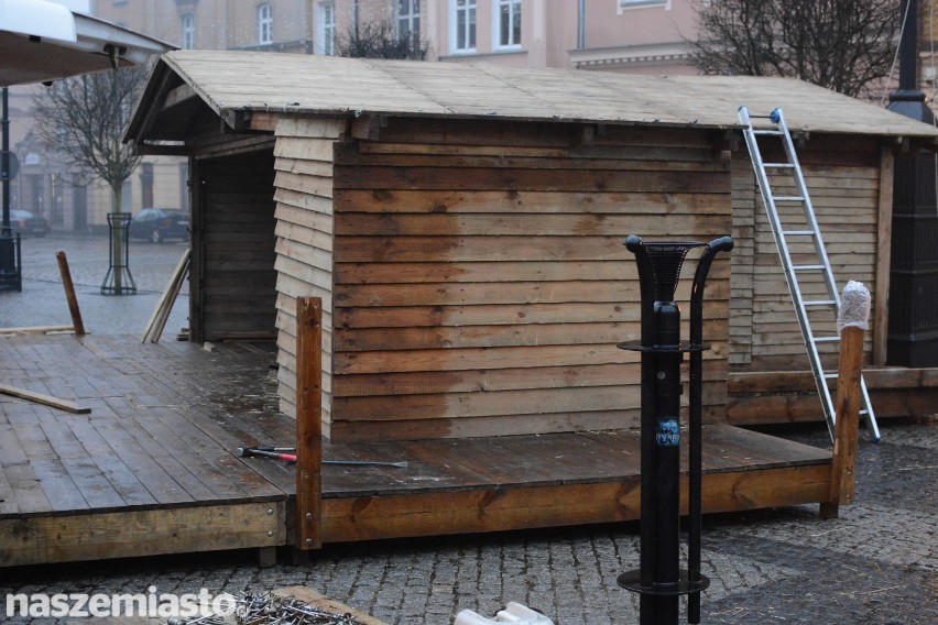 Szopka już stoi na grudziądzkim Rynku. Od piątku będą w niej zwierzęta [zdjęcia]