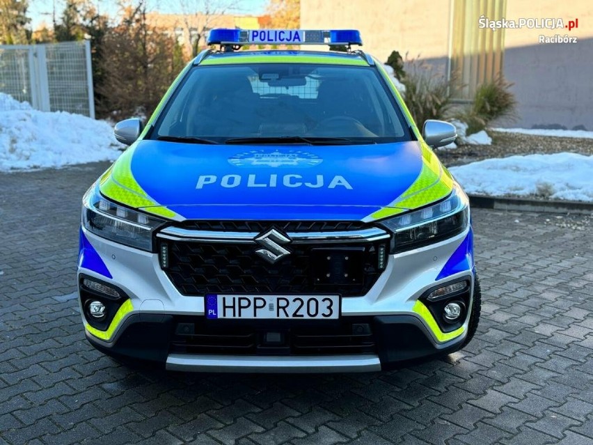 Tak wygląda nowy radiowóz raciborskiej policji. To pojazd z napędem hybrydowym w nowym oznakowaniu