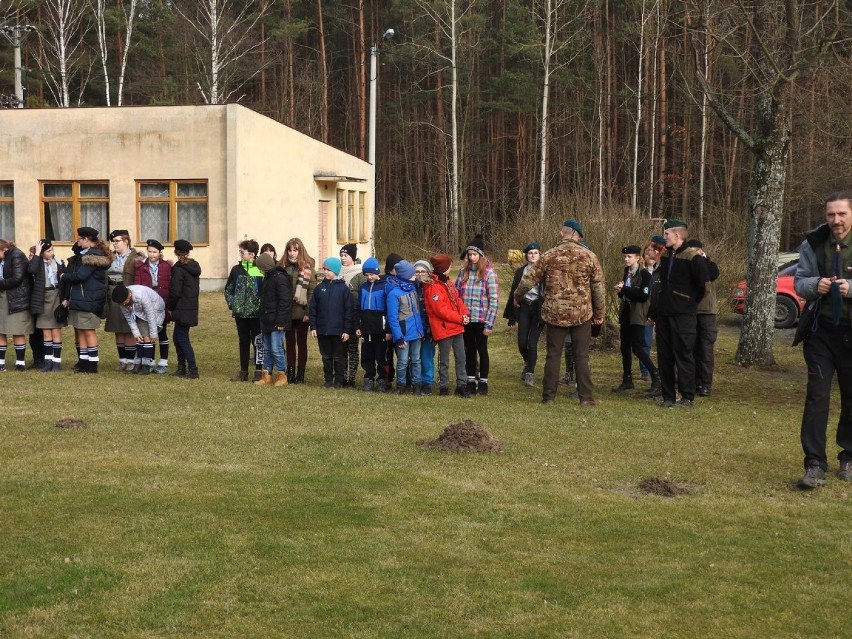 Dzień Myśli Braterskiej w powiecie janowskim. Harcerze świętowali na wspólnym biwaku. Zobacz zdjęcia