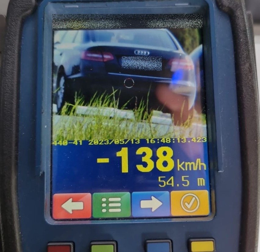 Zdjęcie ekranu urządzenia do mierzenia prędkości pojazdów...
