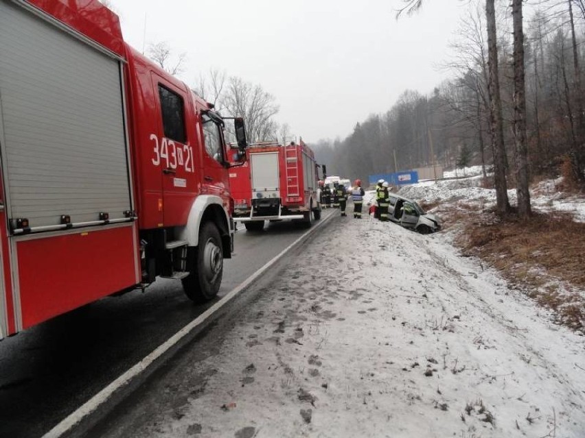 DK 75. Rozbity renault w rowie. Ranna kobieta w szpitalu [ZDJĘCIA]